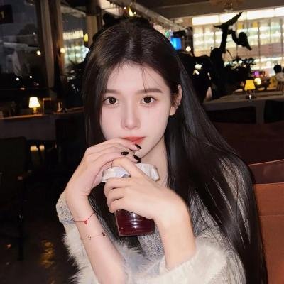 给小酒馆女子喝高杯酒